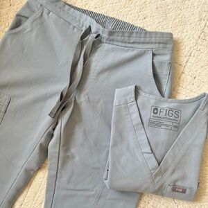 FIGS Scrub Set (Catarina Top, Yola Skinny Pants)